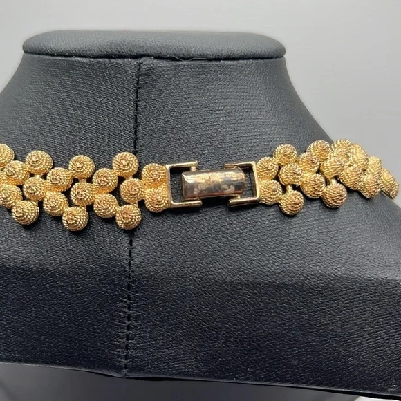 Vintage gold tone nugget necklace and 2 pairs of coordinating clip earrings - Picture 6 of 12